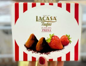 TRUFAS DE FRUTILLA AL CACAO PURO LA CASA 200 GRS